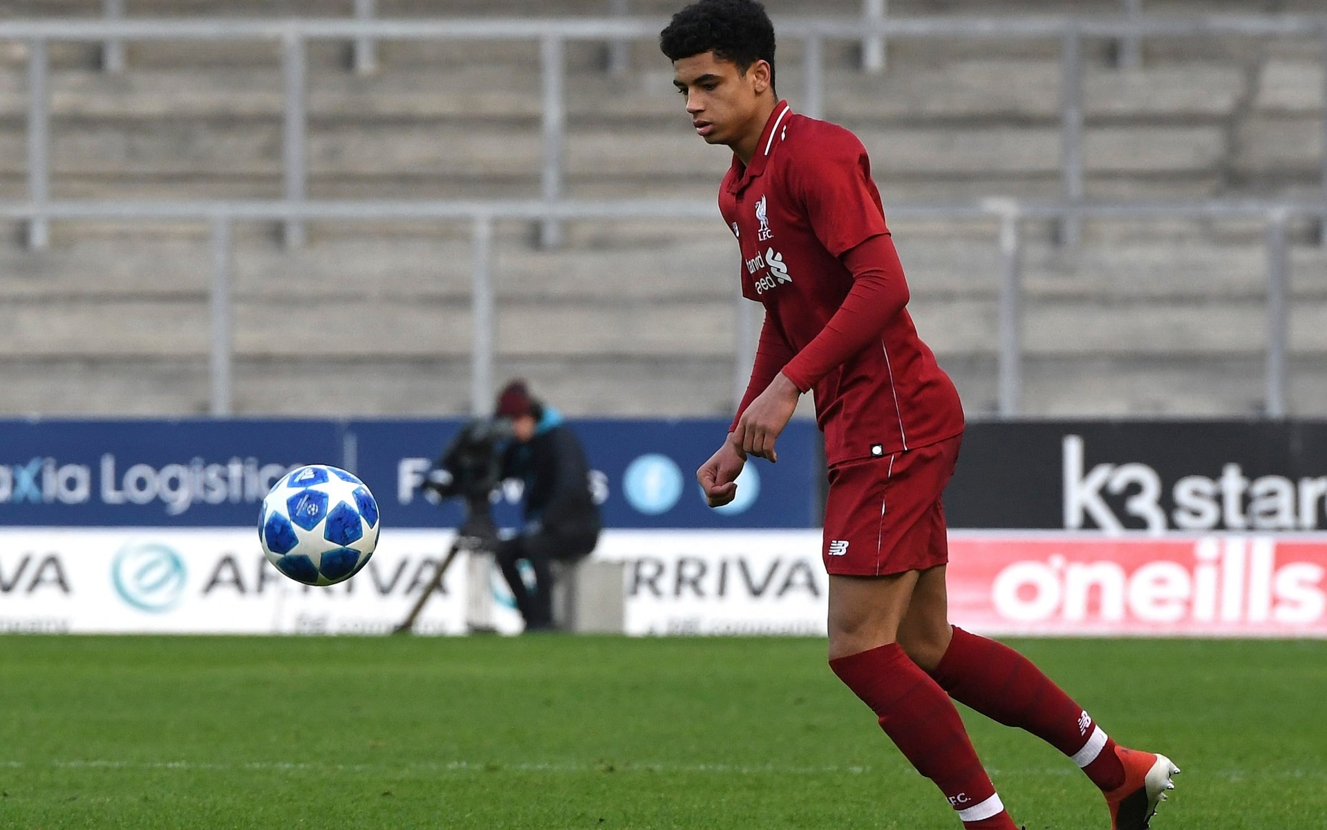 Truyền nhân 16 tuổi của Van Dijk có thể ra mắt Liverpool đêm nay - Bóng Đá