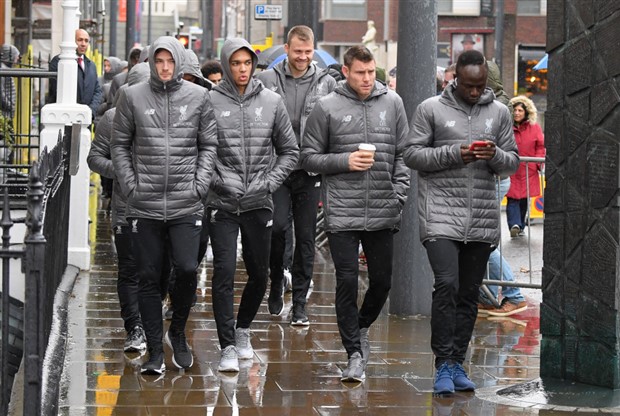 Dàn sao Liverpool đội mưa đi bộ đến dự Derby Merseyside - Bóng Đá