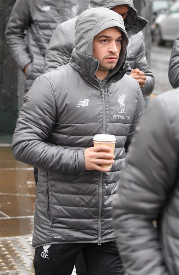 Dàn sao Liverpool đội mưa đi bộ đến dự Derby Merseyside - Bóng Đá