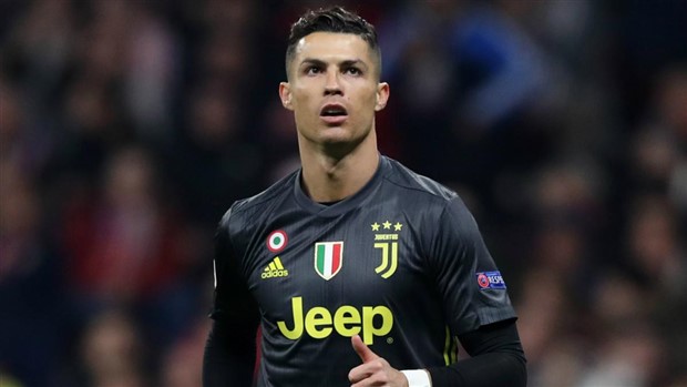 Ronaldo gặp khó tại Serie A vì một 'ông lão' - Bóng Đá