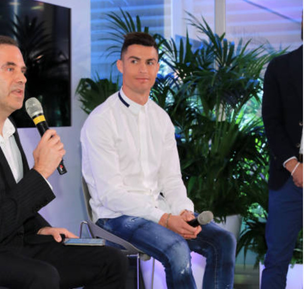 Ronaldo bảnh bao ra mắt viện cấy tóc - Bóng Đá