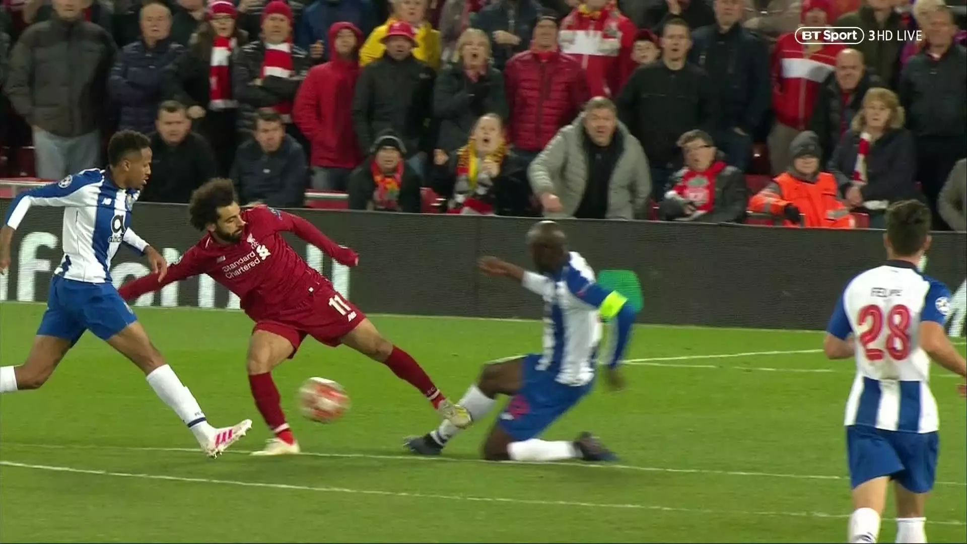 Đạp thẳng ống đồng đối thủ, Salah may mắn thoát thẻ đỏ - Bóng Đá