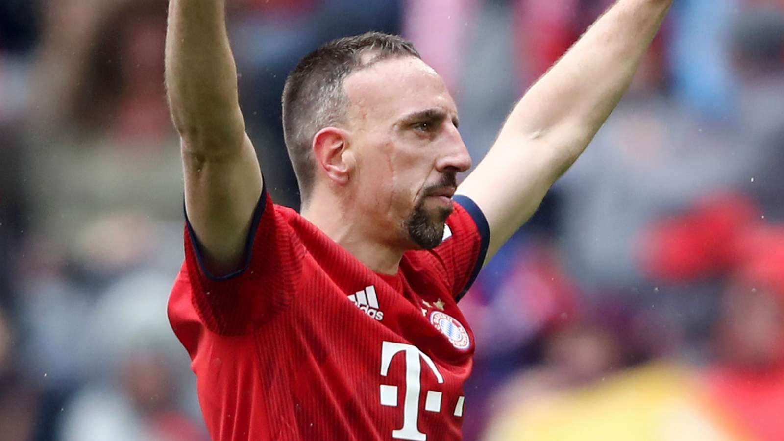 CHÍNH THỨC: 'Sát thủ mặt sẹo' chia tay Bayern - Bóng Đá