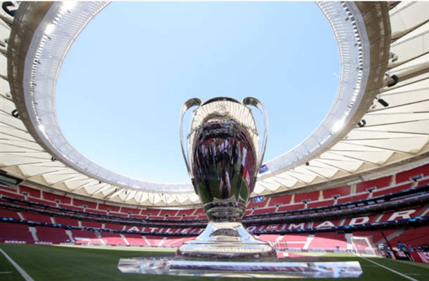 Cúp bạc Champions League được mang đến Madrid bằng siêu xe - Bóng Đá