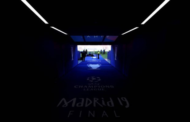 Cúp bạc Champions League được mang đến Madrid bằng siêu xe - Bóng Đá