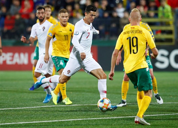 Fan cuồng quỳ lạy trong ngày Ronaldo lập kỷ lục - Bóng Đá