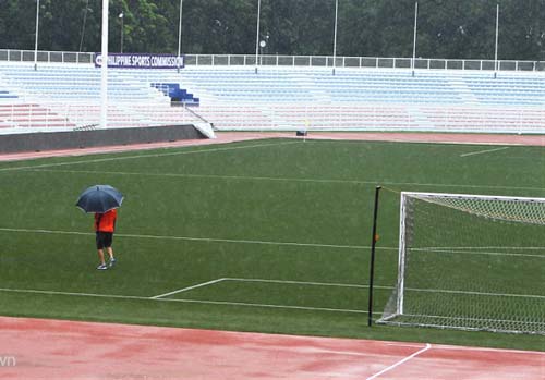 Trợ lý thầy Park đi soi từng ngọn cỏ tại Rizal Memorial - Bóng Đá