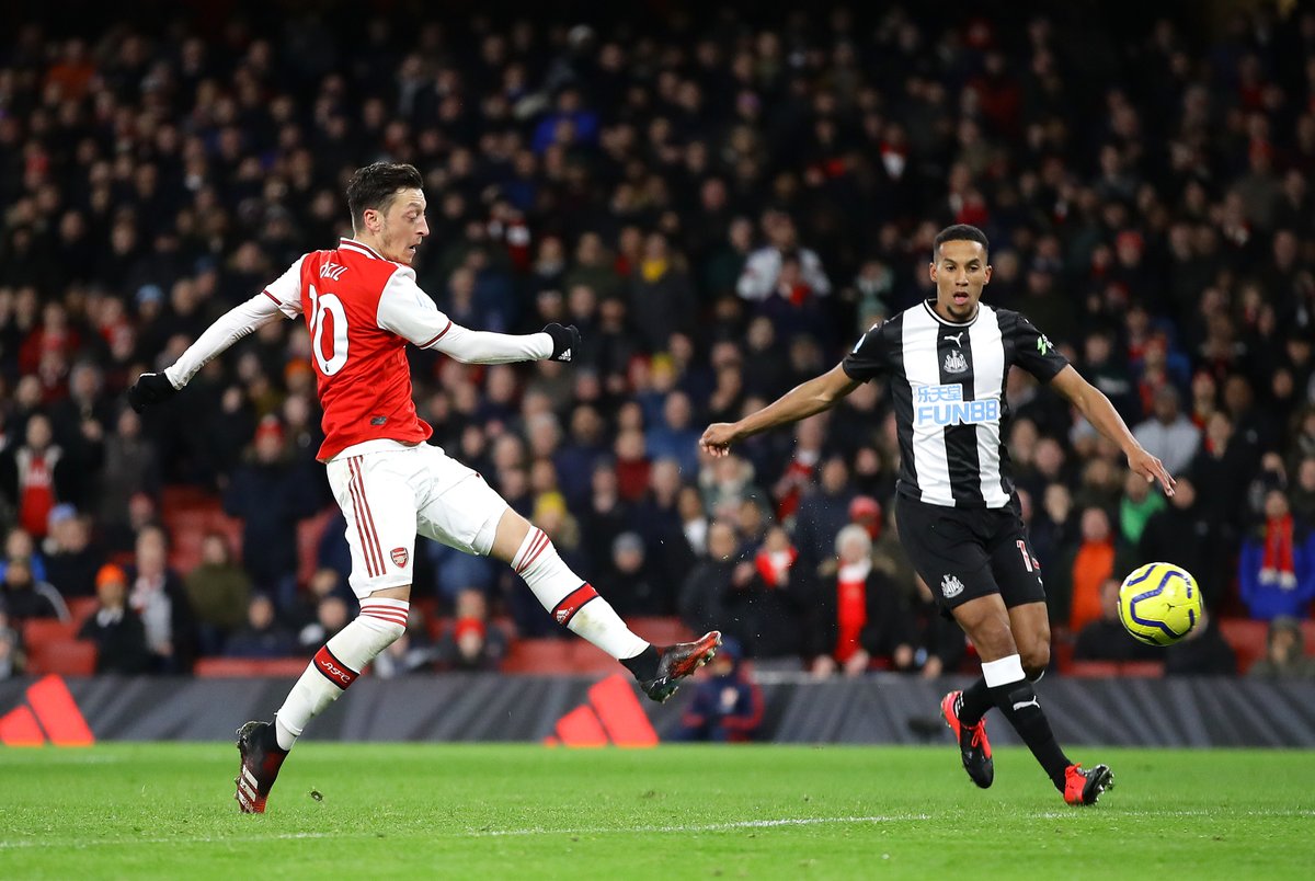 Arsenal thi triển tiki-taka khó tin ở bàn thắng của Ozil