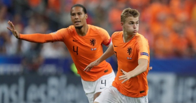 Cựu tuyển thủ Hà Lan khuyên Liverpool mua sao trẻ Ajax