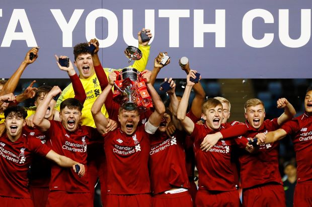 Đây, cách các ''măng non'' Liverpool lấy cảm hứng từ đội một