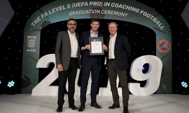 Steven Gerrard graduates from FA's UEFA Pro coaching course - Bóng Đá