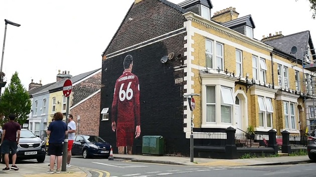 Klopp backs TAA to live up to local legend status as Trent mural is revealed - Bóng Đá