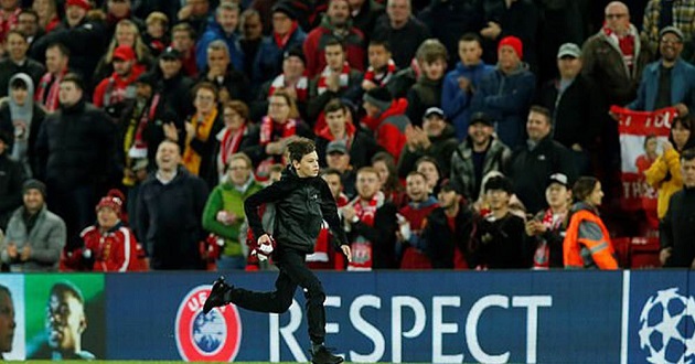 UEFA fine Liverpool £8,500 for pitch invasion incident in RB Salzburg win - Bóng Đá