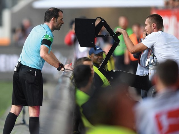 Premier League referees to be advised to use pitchside VAR monitors more often - Bóng Đá