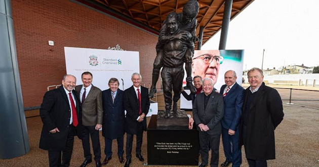 Liverpool unveil Bob Paisley's bronze statue at Anfield - Bóng Đá