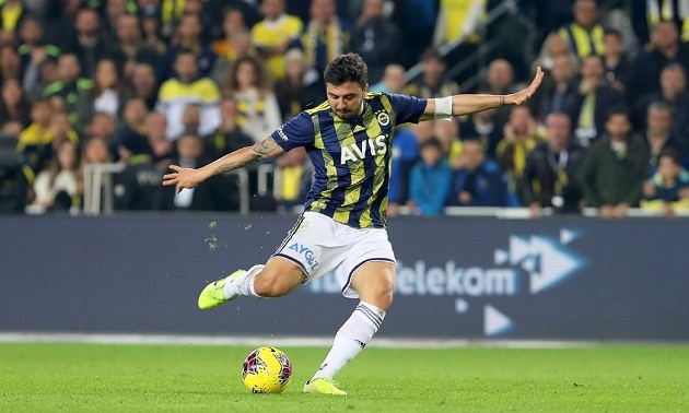 Leicester and Crystal Palace have reportedly maintained interest in £17m player (Ozan Tufan) - Bóng Đá