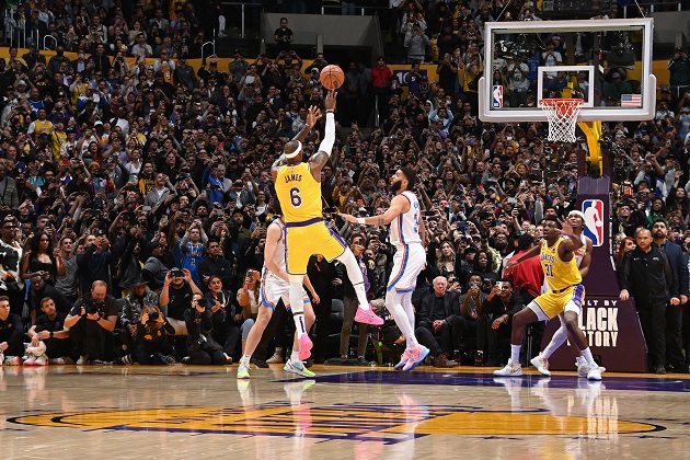 Sự kiện LeBron James lập kỷ lục ghi điểm mọi thời đại ở NBA là một ví dụ ‘đau ví' khác cho các CĐV ham săn vé những trận cầu đặc biệt.