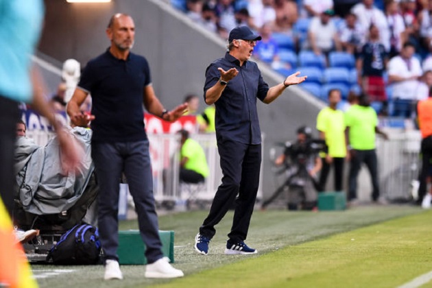 Lối chơi mà HLV Laurent Blanc áp dụng cho Lyon có vẻ không phù hợp với bộ nhân sự hiện tại, đặc biệt là hàng thủ.