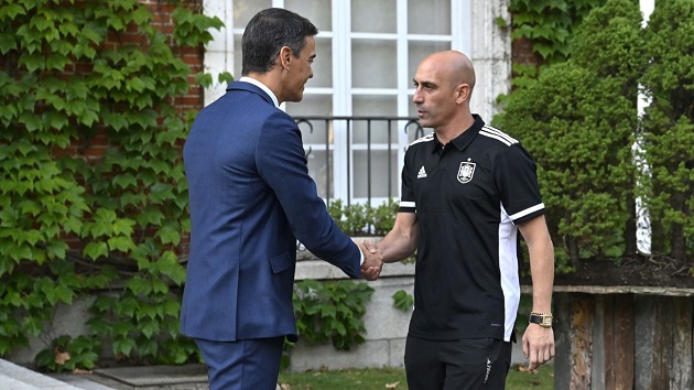 Thủ tướng Pedro Sanchez (trái) gây áp lực công khai lên Chủ tịch RFEF, Luis Rubiales.