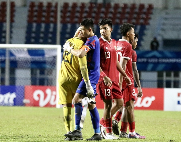 Quan Văn Chuẩn an ủi đồng nghiệp Ernando Ari sau khi đánh bại chính đối thủ này trong trận chung kết U23 Đông Nam Á 2023. Nhưng giờ Văn Chuẩn còn chẳng có ở trên sân để Ernando an ủi, khi Indonesia đánh bại Việt Nam.