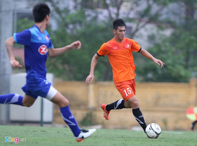 Tiến Linh (số 15) là cầu thủ U19 được HLV Hữu Thắng dành lời khen đặc biệt. Ông thẳng thắn chia sẻ mong muốn có sự phục vụ của Tiến Linh ở đội tuyển Việt Nam.