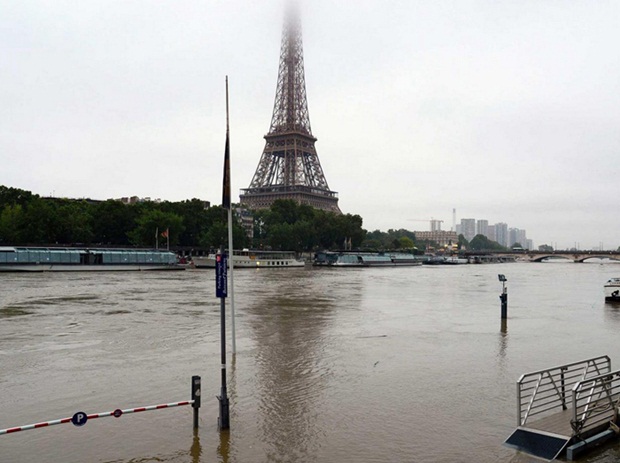 Paris hứng chịu tình trạng lụt lội lớn nhất trong nhiều thập kỉ vừa qua. Ảnh: Internet.