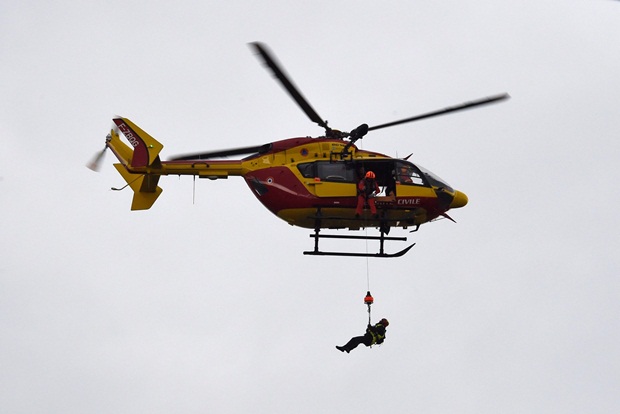 Đội ngũ cứu hộ phải sử dụng trực thăng để làm việc. Ảnh: Internet.