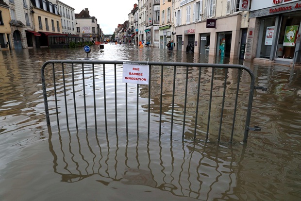 Nước đã ngập rất nhiều tuyến phố ở thủ đô Paris. Ảnh: Internet.