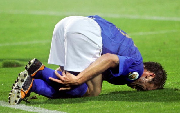 Cassano gục xuống sân với những giọt nước mắt nghẹn ngào khi Italia phải dừng bước sớm trên đất Bồ Đào Nha. Ảnh: Internet.