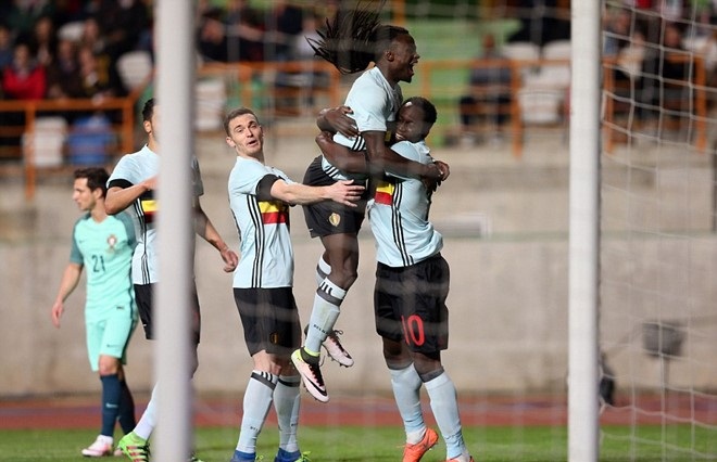 Hai anh em Lukaku ăn mừng bàn thắng vào lưới Bồ Đào Nha. Ảnh: Internet.