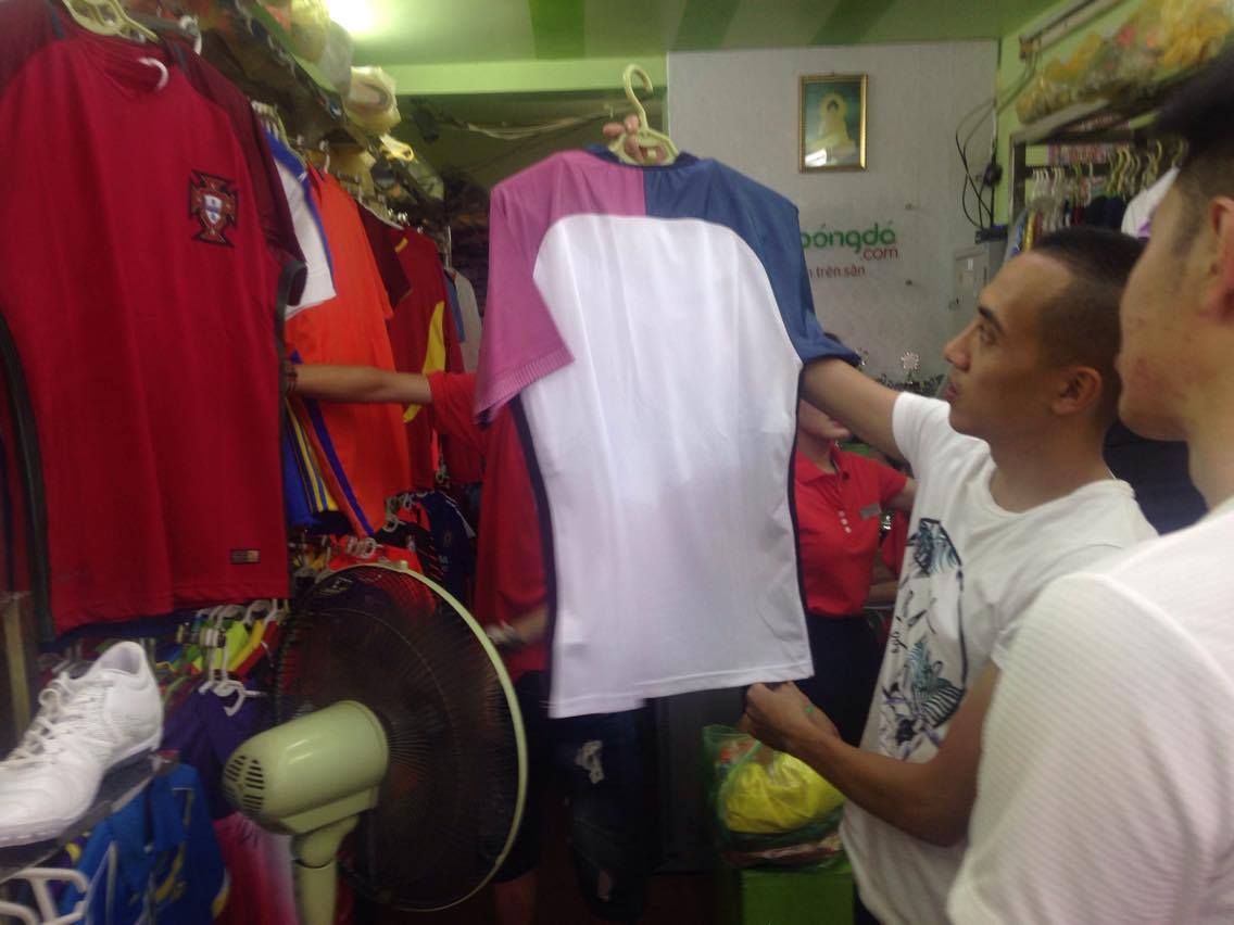 Người mua thưa thớt ở phố bán đồ thể thao Trịnh Hoài Đức. Ảnh: Internet.