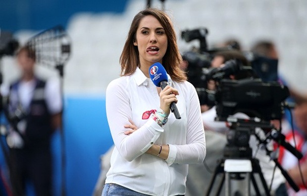 Đó là nữ nhà báo Charlotte Namura của Telefoot. Rất có thể người đẹp này sẽ theo sát từng chuyển động của tuyển Pháp tại EURO 2016.