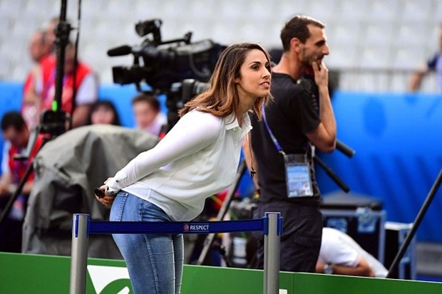 Sự hiện diện của Charlotte Namura hứa hẹn sẽ đem lại sự tươi mới cho các buổi ghi hình tập luyện và thi đấu của tuyển Pháp.