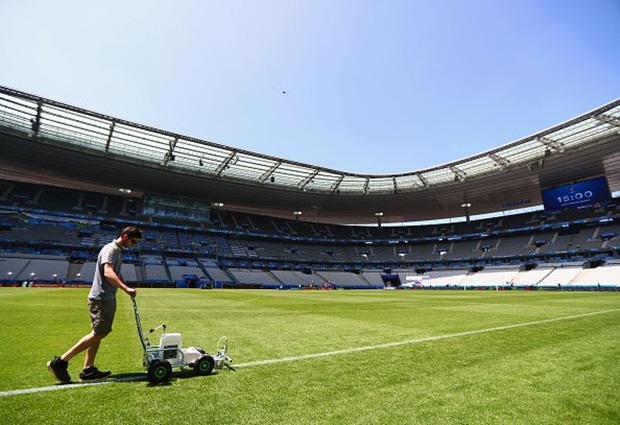 Các nhân viên an ninh cũng tất bật chăm lo cho sân Stade de France. Ảnh: Internet.