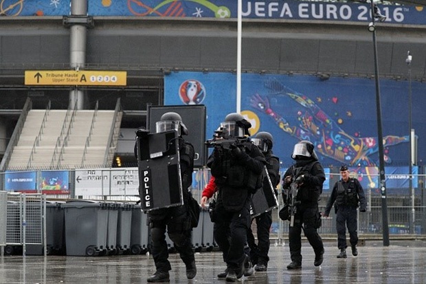 Bấp chấp khủng bố, nước Pháp vẫn đăng cai EURO 2016. Đây là dịp để kiểm chứng năng lực an ninh của quốc gia này, và cả châu Âu. Ảnh: Internet.