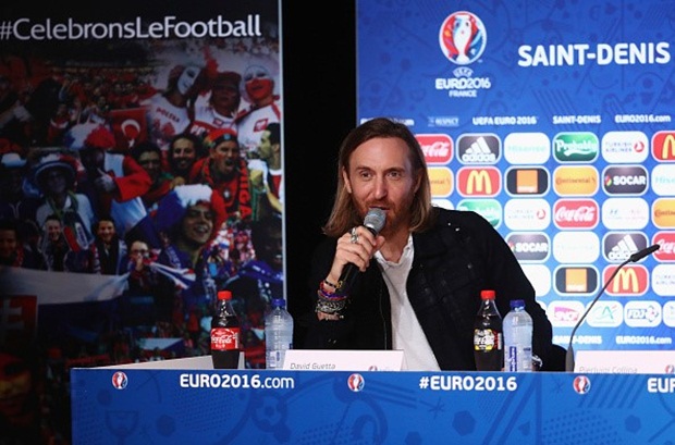 David Guetta (ảnh) và Zara Larsson sẽ mở màn bằng ca khúc chính thức tại EURO 2016 “This One’s For You”. Ảnh: Internet.