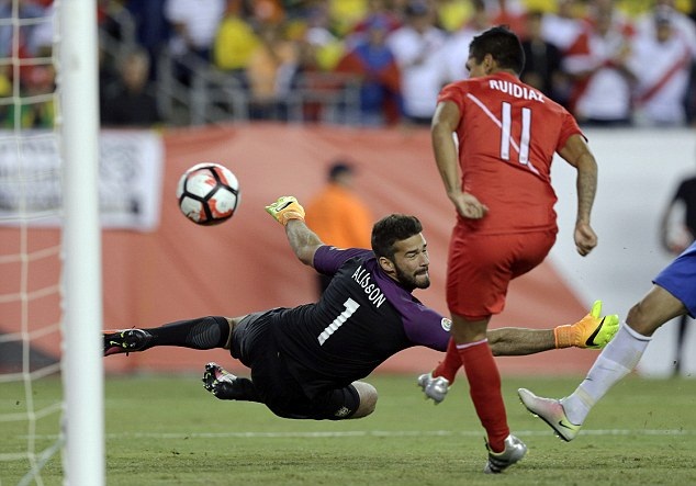 Phút 75, cầu thủ vừa vào thay người Raul Ruidiaz bất ngờ giúp Peru vượt lên dẫn trước bằng bàn thắng bằng tay. Ảnh: Internet.