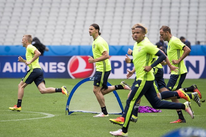 Zlatan Ibrahimovic cùng các đồng đội ra sức tập luyện chuẩn bị cho lượt trận đầu tiên của bảng E gặp đội tuyển CH Iceland. Ảnh: Internet.