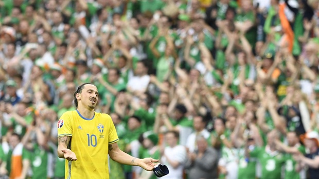 Ibrahimovic không mấy vui vẻ khi chia điểm trước CH Iceland, trận hòa đáng tiếc này sẽ khiến cho Thụy Điển gặp rất nhiều khó khăn khi phía trước họ là hai ƯCV sáng giá cho 2 tấm vé trực tiếp vào vòng 1/8 là Bỉ và Italia. Ảnh: Internet.