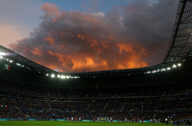 Bầu trời trên sân Stade de Lyon chuyển sang màu đỏ khiến CĐV tuyển Bỉ hy vọng đây là điềm lành cho Hazard cùng các đồng đội. Khung cảnh tuyệt đẹp tạo cảm giác Stade de Lyon như 