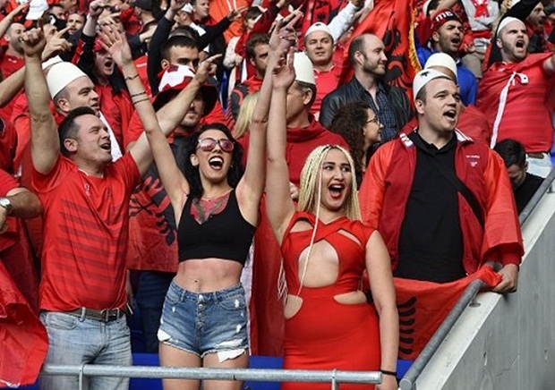 Fan nữ Albania tiếp tục "đại náo" trên khán đài