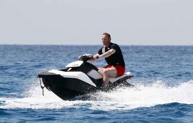 Rooney lái môtô nước, trút bỏ nỗi buồn thất bại