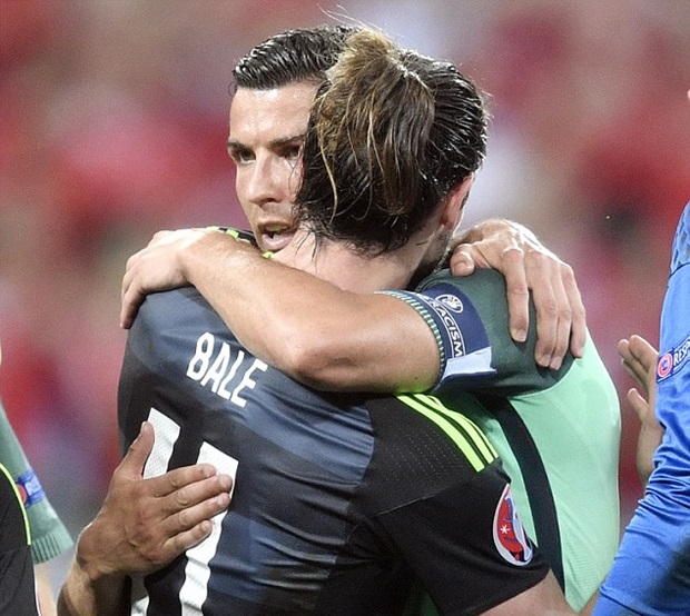 Ảnh bài viết Ronaldo đã nói gì với Bale sau chiến thắng?