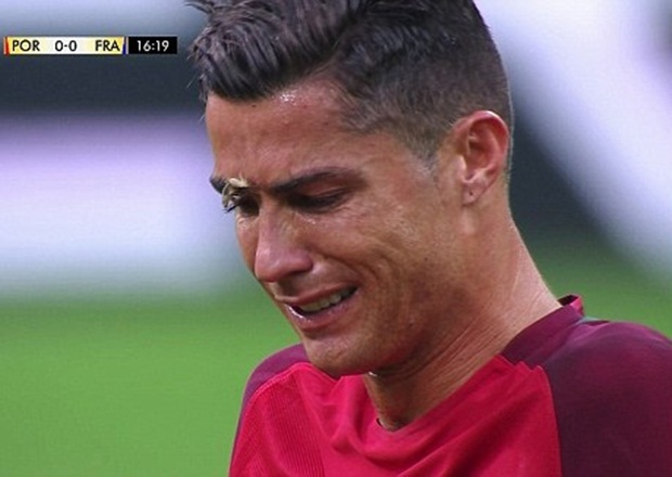 Thấy Ronaldo khóc, có lẽ bạn sẽ cảm thấy lo lắng và tò mò hơn bao giờ hết về những gì đã xảy ra. Hãy xem hình ảnh này và tìm hiểu thêm về tay đấm bóng ma cà rồng đầy cảm xúc này.