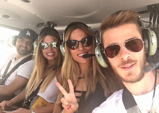 De Gea hí hửng xả hơi bên ‘máy bay bà già’