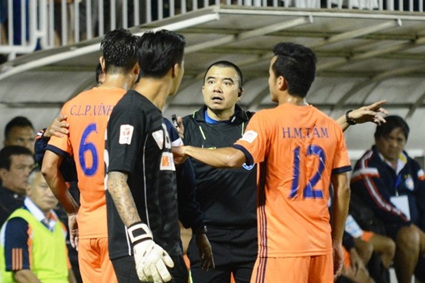 Trọng tài V-League: Thu nhập tốt, sai sót tăng