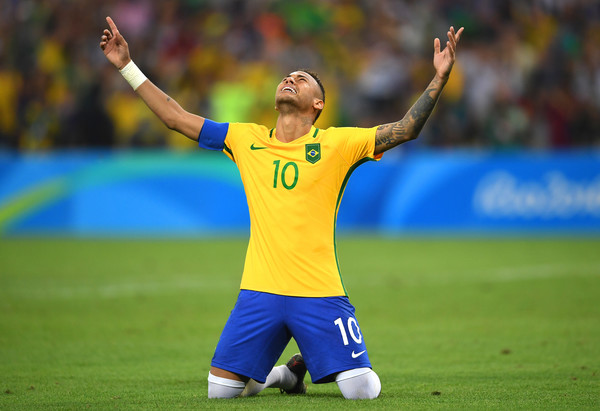 Neymar, bỏ chức vị để thoả... say tình