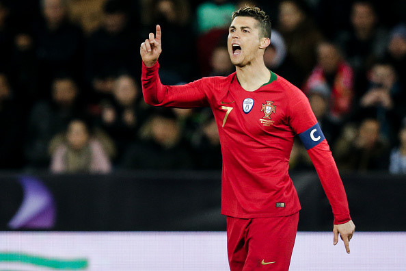 Ronaldo không chỉ được xem là cầu thủ xuất sắc nhất trong lịch sử Real Madrid mà anh còn là người nổi bật nhất trong đội tuyển Bồ Đào Nha. Những hình ảnh về anh trong áo đấu của cả hai đội, sẽ khiến bóng đá hâm mộ không thể nào bỏ lỡ.