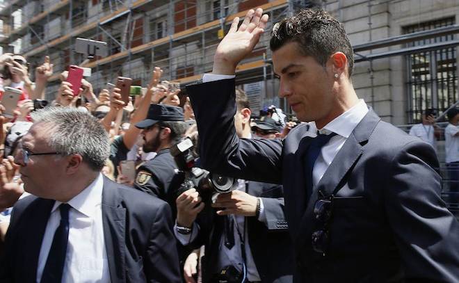 Móc hầu bao 14 triệu euro, Ronaldo đưa vụ trốn thuế vào dĩ vãng - Bóng Đá
