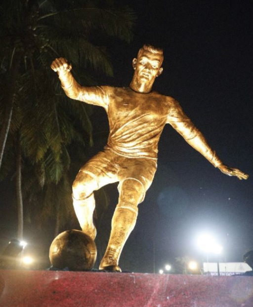 Bức tượng của Ronaldo gây tranh cãi ở Ấn Độ - Bóng Đá